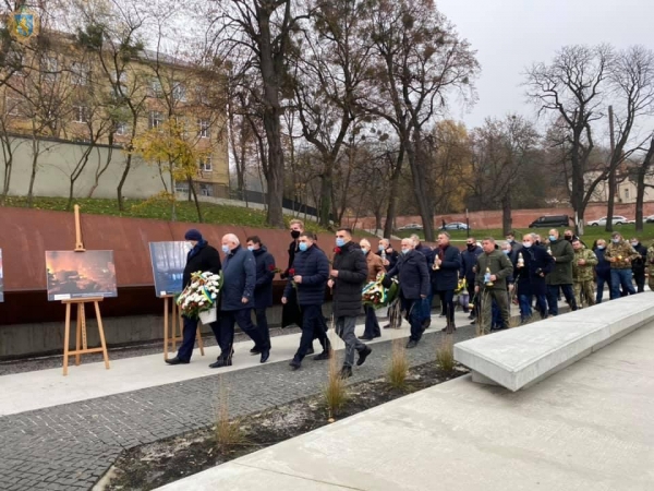 «Моя Україна встала з коліна, вона подолає всі стіни»: діти із Львівщини вшанували Героїв Небесної Сотні (ВІДЕО)