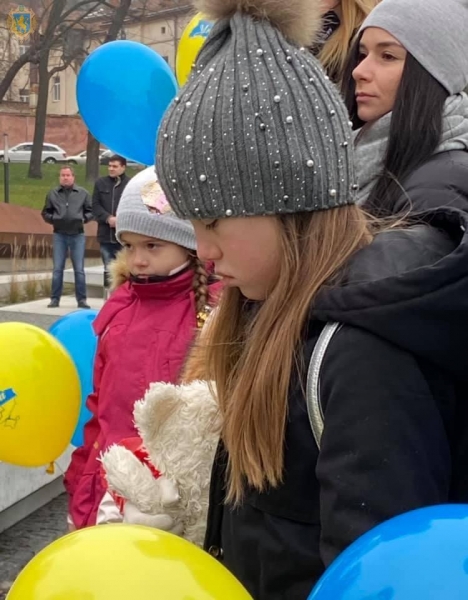 «Моя Україна встала з коліна, вона подолає всі стіни»: діти із Львівщини вшанували Героїв Небесної Сотні (ВІДЕО)