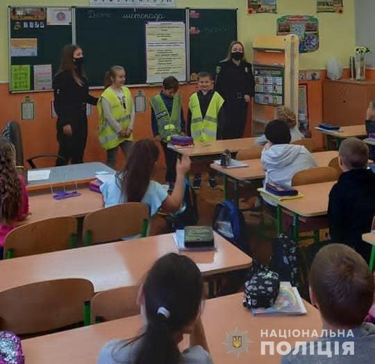 Поліцейські Львівщини проводять правовиховні  бесіди із школярами
