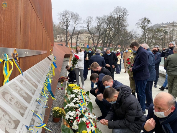 «Моя Україна встала з коліна, вона подолає всі стіни»: діти із Львівщини вшанували Героїв Небесної Сотні (ВІДЕО)