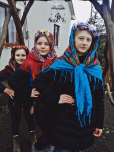 Надбужанки беруть участь у модному флешмобі #УкраїнськаХустка