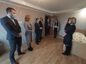 Керівництво Бущини вручили ключі від квартири дівчині, позбавленій батьківського піклування