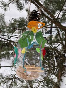 Працівники культури Буської громади виготовили оригінальні годівнички