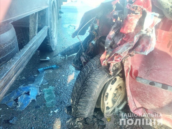 На Львівщині на мості зіткнулись легковик та вантажівка – троє травмованих