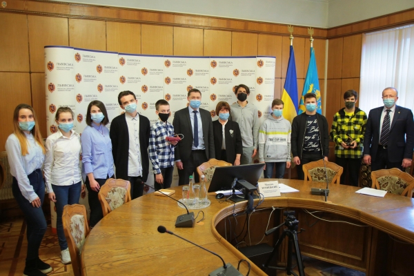 Переможці Всеукраїнського конкурсу наукових робіт презентували свої проекти у Львівській ОДА