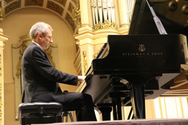 З нагоди фестивалю «Французька весна 2021» у Львівській філармонії відбувся концерт французького піаніста Максима Зеккіні