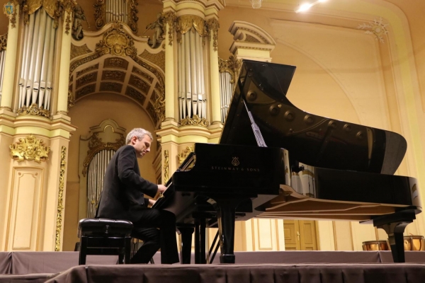 З нагоди фестивалю «Французька весна 2021» у Львівській філармонії відбувся концерт французького піаніста Максима Зеккіні