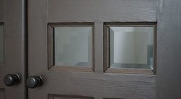 Реставратори відновили історичні двері-віяло на вул. Коновальця, 44