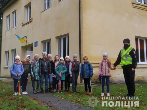 Поліцейські Львівщини дбають про безпеку школярів на дорогах