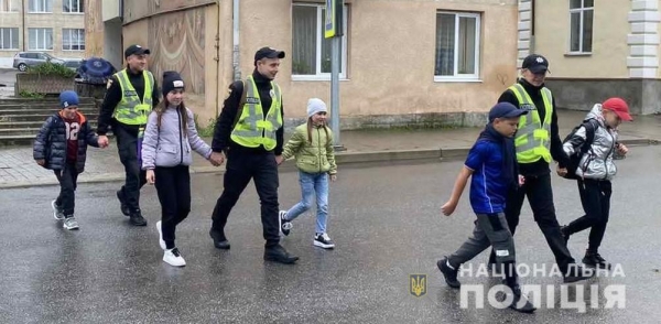 Поліцейські Львівщини дбають про безпеку школярів на дорогах