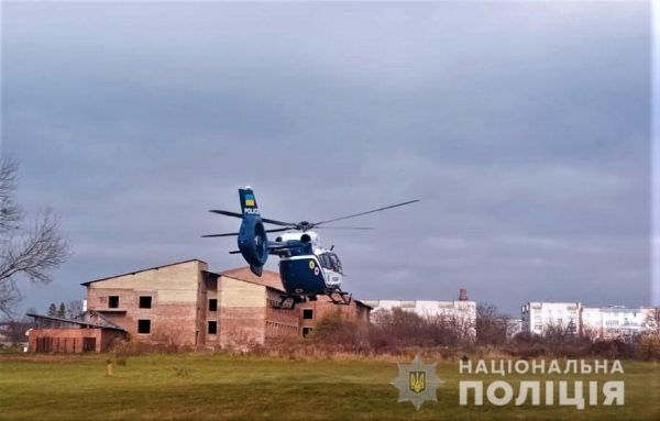 Врятовано ще одне життя: на Львівщині поліцейський гелікоптер здійснив евакуацію літнього пацієнта з інсультом