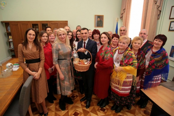 Фольклорний колектив «Вільхівчанка» завітав з колядою до Львівської ОДА