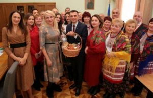 Фольклорный коллектив «Ольховчанка» посетил с колядой Львовскую ОГА