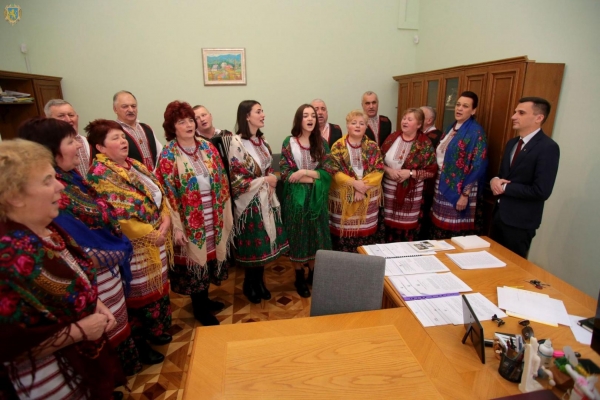 Фольклорний колектив «Вільхівчанка» завітав з колядою до Львівської ОДА