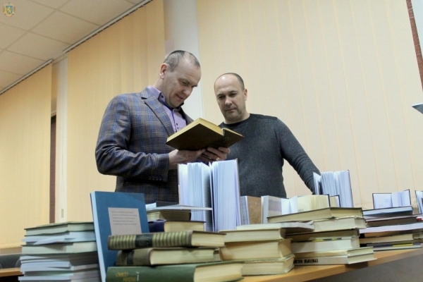 Українським воїнам передали україномовні книги