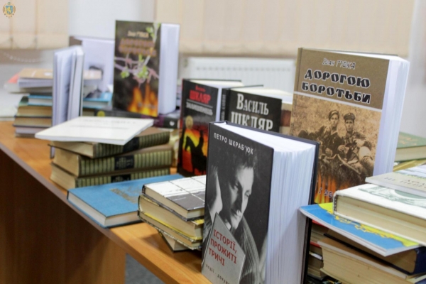 Українським воїнам передали україномовні книги