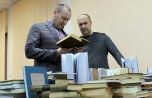 Українським воїнам передали україномовні книги