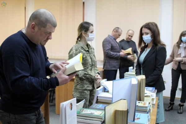 Українським воїнам передали україномовні книги