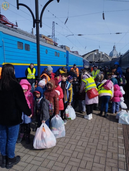З Львівщини продовжують евакуйовувати дітей з областей, що найбільше потерпіли від воєнних дій