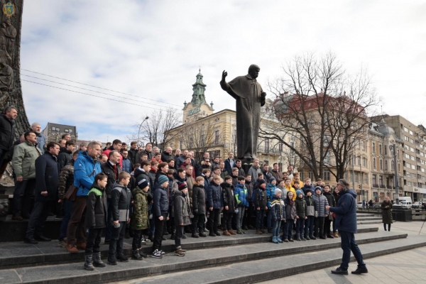 «Дударик» виступив біля пам’ятника Тарасу Шевченку у Львові