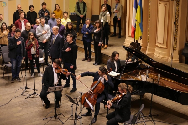 Французький віолончеліст Готьє Капюсон виступив з концертом на підтримку України у Львівській філармонії