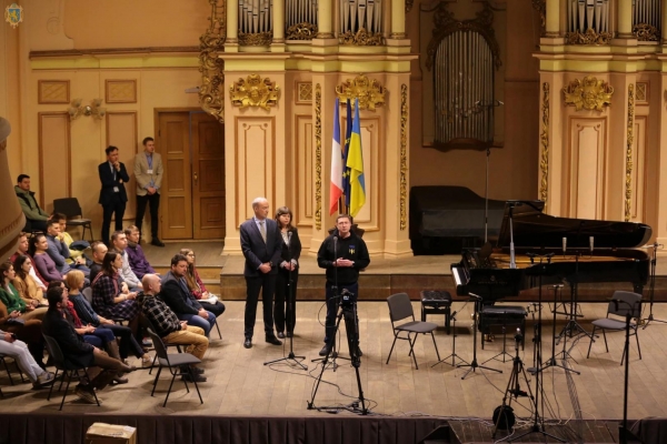 Французький віолончеліст Готьє Капюсон виступив з концертом на підтримку України у Львівській філармонії