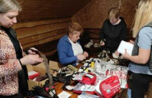 У Славській громаді волонтерки шиють медичні підсумки для військових