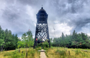 Патріотичні мандри Львівщиною: запрошуємо оглянути дерев’яну вежу пам’яті, заввишки понад 40 метрів