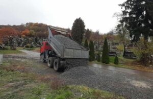 Львівська громада покращує стан місцевих кладовищ