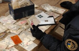 В ПП Шегині митники виявили заборонені марки та культурні цінності на 1,5 млн грн