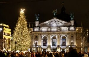 У Львові запалили головну новорічну ялинку біля Оперного театру