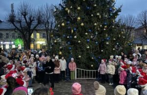 У Буську засвітила вогні Різдвяна ялинка