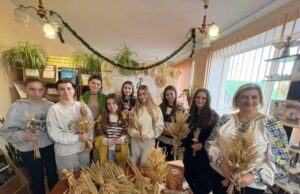 У Буській бібліотеці відбулася майстерка з виготовлення Різдвяного дідуха