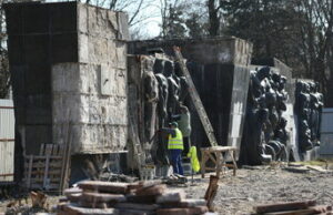 У Львові демонтують залишки радянського монумента