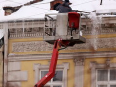 Львівські комунальники очистили 1200 дахів від буруль