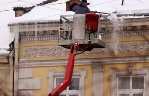 Львівські комунальники очистили 1200 дахів від буруль