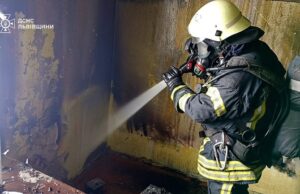 Вогнеборці врятували дівчину та дідуся під час пожежі на Самбірщині