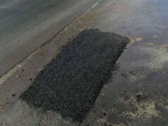 Львівські комунальні служби ремонтують аварійні ями холодним асфальтом