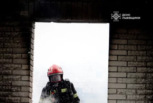 На Львівщині загорівся будинок у Новій Кам’янці: врятували три господарські будівлі