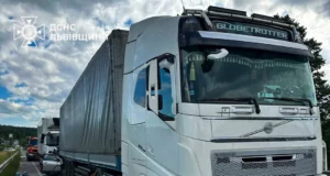 Поблизу Соснівки на трасі Київ — Чоп зіткнулися три авто, постраждалого водія деблокували рятувальники