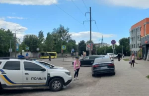 (Українська) У Львові на вулиці Вашинґтона автомобіль травмував жінку У Львові на вулиці Вашинґтона автомобіль травмував жінку