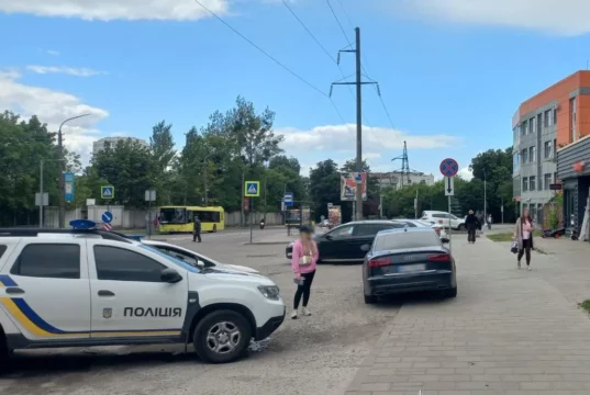 У Львові на вулиці Вашинґтона автомобіль травмував жінку