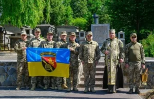 (Українська) Артилеристи 45 ОАБр ушанували Мирона Тарнавського на Янівському цвинтарі у Львові Артилеристи 45 ОАБр ушанували Мирона Тарнавського на Янівському цвинтарі у Львові
