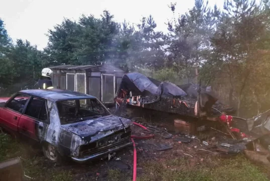 У селі Кротошин Львівського району загорілися вулик та автомобіль
