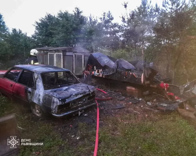 У селі Кротошин Львівського району загорілися вулик та автомобіль