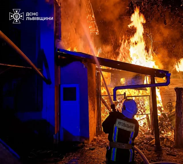 У Миколаєві Стрийського району вогнеборці врятували від пожежі два житлові будинки