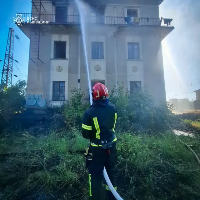 У Львові загорілася закинута будівля на вулиці Левандівській