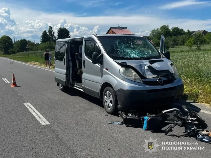 На Самбірщині загинула водійка електромопеда після зіткнення з мікроавтобусом