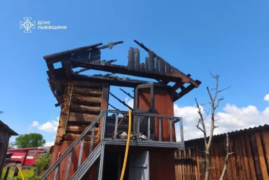 У Самбірському районі рятувальники не дали вогню перекинутися на житловий будинок