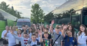 Діти загиблих захисників зі Львівщини поїхали на відпочинок до Франції